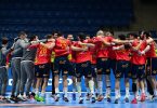 Spaniens Team jubelt nach dem Spiel. Foto: Marijan Murat/dpa