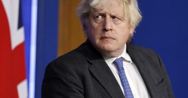 Wird sich Boris Johnson erneut wortreich entschuldigen?. Foto: Tolga Akmen/PA/dpa