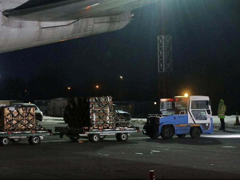 Eine Lieferung militärischer Hilfsgüter der USA an die Ukraine wird am Flughafen-Boryspil transportiert. Foto: -/ukrin/dpa