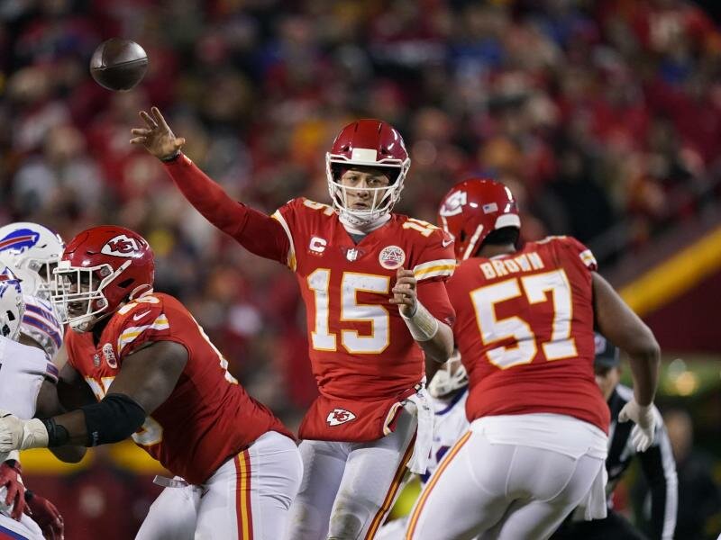 Der Quarterback der Kansas City Chiefs, Patrick Mahomes (15), wirft einen Pass. Foto: Charlie Riedel/AP/dpa