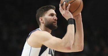 Basketball-Nationalspieler Maxi Kleber nimmt in der Partie gegen die Portland Trail Blazers einen Dreipunktewurf. Foto: Amanda Loman/FR171642 AP/dpa