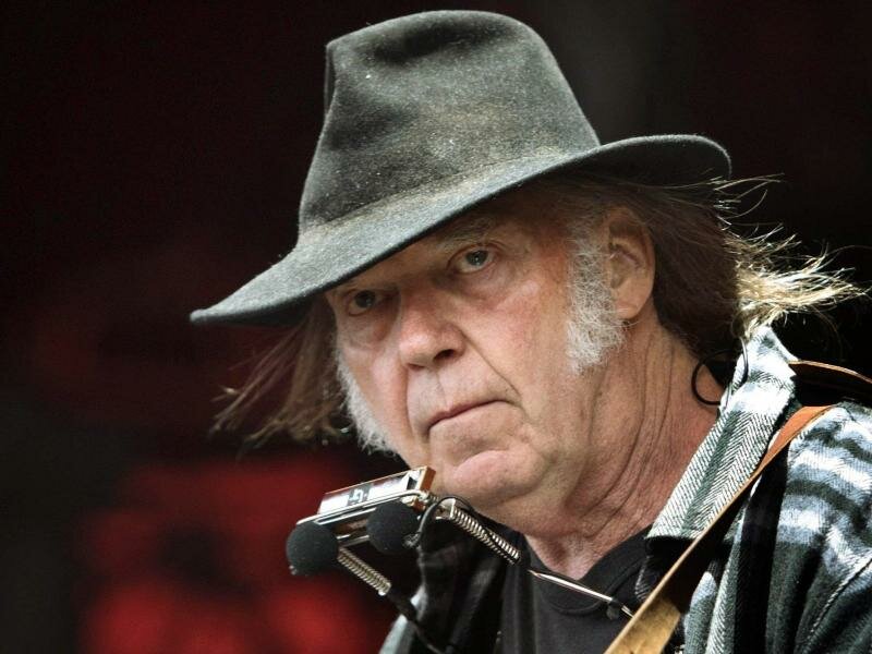 Weil sie Falschinformationen über Corona-Impfstoffe verbreitet haben soll, hat der kanadische Rockstar Neil Young die Audio-Plattform Spotify scharf kritisiert. Foto: Nils Meilvang/SCANPIX DENMARK/dpa