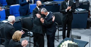 Israels Parlamentspräsident Mickey Levy umarmt im Deutschen Bundestag die Holocaust-Überlebende Inge Auerbacher. Foto: Bernd von Jutrczenka/dpa