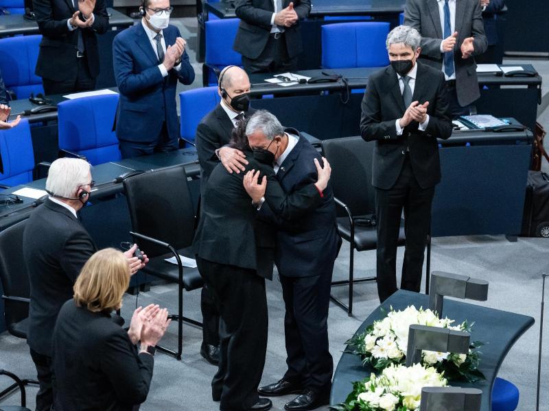 Israels Parlamentspräsident Mickey Levy umarmt im Deutschen Bundestag die Holocaust-Überlebende Inge Auerbacher. Foto: Bernd von Jutrczenka/dpa