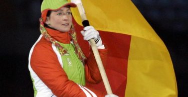 Eisschnelläuferin Claudia Pechstein trägt 2006 bei der Abschlussfeier der Olympischen Winterspiele in Turin die deutsche Fahne. Foto: Matthias Schrader/dpa