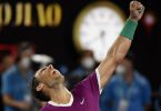 Rafael Nadal feiert seinen Sieg im Halbfinale über den Italiener Matteo Berrettini. Foto: Andy Brownbill/AP/dpa