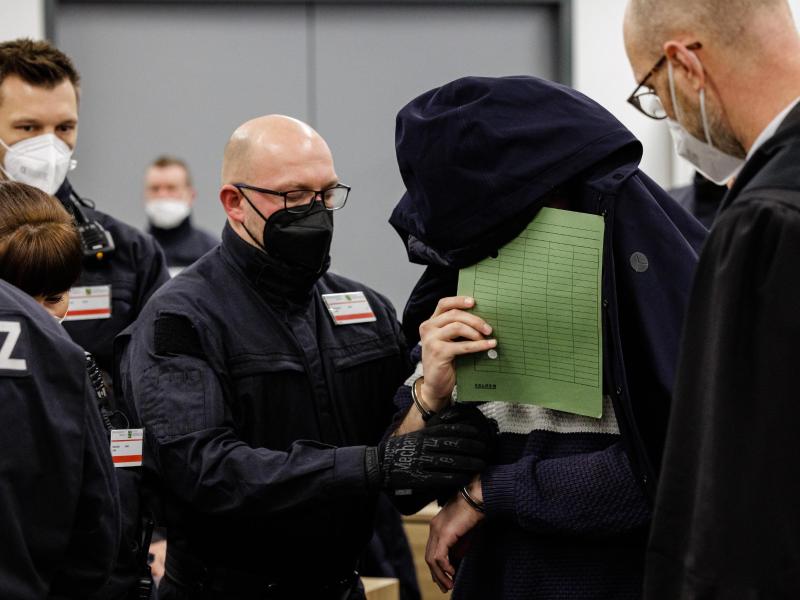 Einer der Angeklagten im Gerichtsaal in Dresden. Foto: Jens Schlueter/AFP Pool/dpa