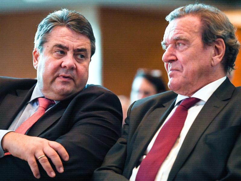 Zwei Ex-SPD-Chefs kritisieren den Kurs von Olaf Scholz: Sigmar Gabriel (l) und Gerhard Schröder. Foto: picture alliance / Federico Gambarini/dpa