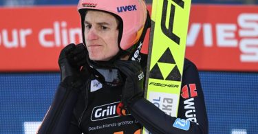 Karl Geiger wurde in Willingen Zweiter hinter Marius Lindvik. Foto: Arne Dedert/dpa