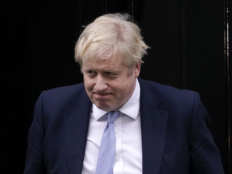 Boris Johnson hat sich für seinen Umgang mit den Vorwürfen über Partys im Lockdown in der Downing Street entschuldigt. Foto: Alberto Pezzali/AP/dpa