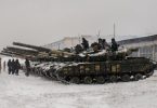 Ukrainische Soldaten untersuchen Panzer in einer Militäreinheit in der Nähe von Charkiw. Foto: Andrew Marienko/AP/dpa