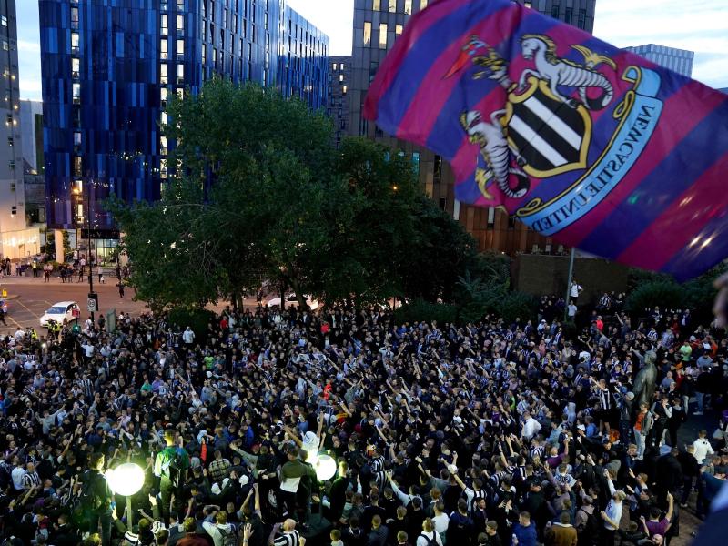 Newcastle-United-Fans feiern die Übernahme durch den saudischen Staatsfond «Public Investment Fund». Foto: Owen Humphreys/PA Wire/dpa