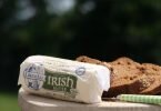 Irische Butter ist immer salzig. Egal, ob sie aus einer kleinen Molkerei oder einem großen Konzern kommt. Foto: Mareike Graepel/dpa