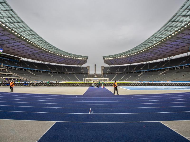 Die Tribünen des Berliner Olympiastadions waren am 18. Spieltag der Fußball-Bundesliga fast menschenleer. Foto: Andreas Gora/dpa