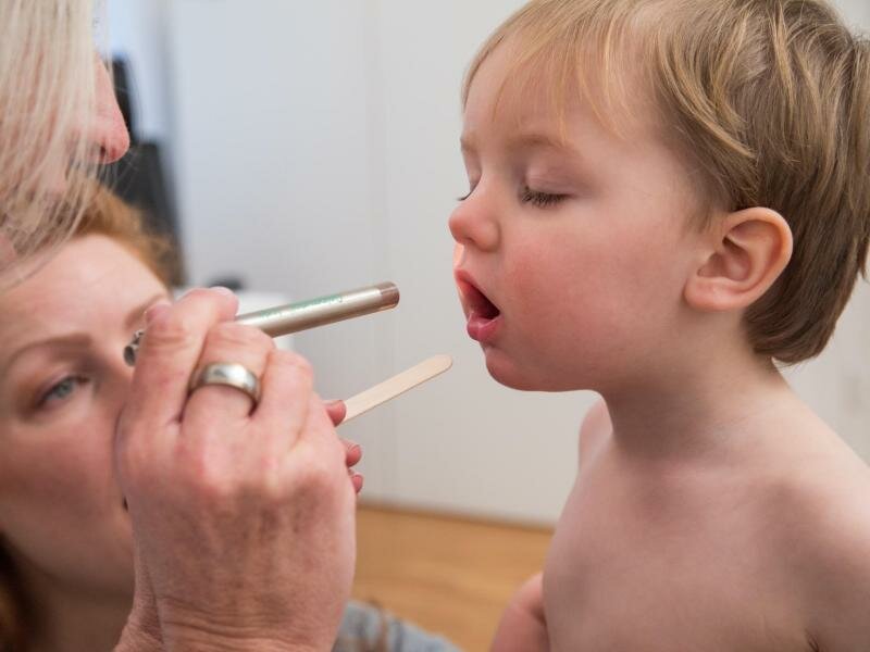 Viele Kinder infizieren sich mit der Hand-Fuß-Mund-Krankheit. Foto: Christin Klose/dpa-tmn