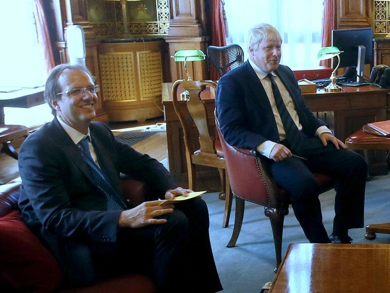 Premierminister Boris Johnson (r) verliert seinen wichtigsten Privatsekretär Martin Reynolds. Foto: Kirsty Wigglesworth/PA Wire/dpa