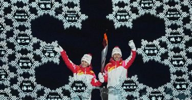 Chinas Zhao Jiawen (r) und Yilamujiang Dinigeer haben das olympische Feuer für die Winterspiele in Peking entzündet. Foto: Michael Kappeler/dpa