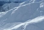 Der Lawinenkegel nach einem Lawinenabgang an der tirolerisch-schweizerischen Grenze in Spiss (Bezirk Landeck). Foto: Unbekannt/POLIZEI TIROL/APA/dpa