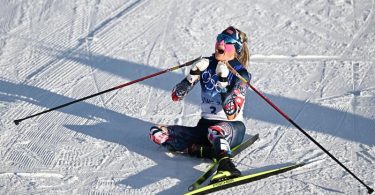 Norwegens Langlauf-Star Therese Johaug hat die erste Goldmedaille bei den Olympischen Winterspielen in Peking gewonnen. Foto: Xiao Yijiu/XinHua/dpa