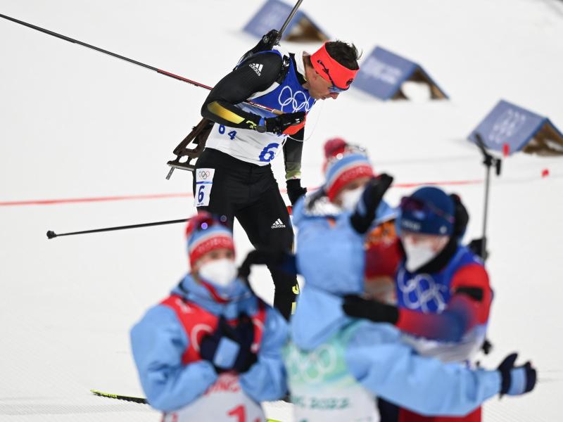 Während die Biathleten aus Norwegen jubeln kommt Philipp Nawrath (hinten) ins Ziel. Foto: Hendrik Schmidt/dpa-Zentralbild/dpa