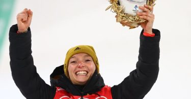 Katharina Althaus feiert ihren zweiten Platz von der Normalschanze. Foto: Daniel Karmann/dpa