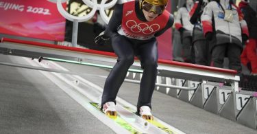 Skispringer Karl Geiger kam im olympischen Finale nur auf den 15. Platz. Foto: Matthias Schrader/POOL AP/dpa