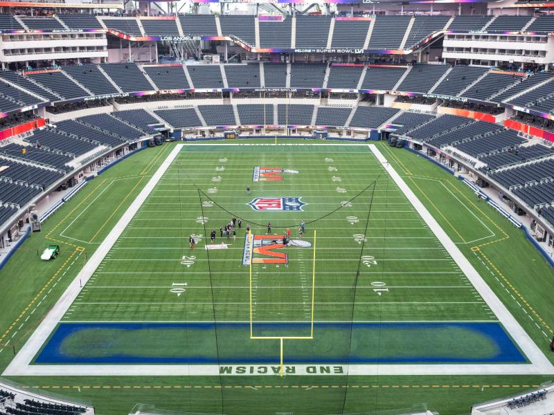 Arbeiter malen das Logo des Super Bowl LVI auf das Spielfeld im SoFi Stadion. Foto: Maximilian Haupt/dpa