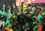 Senegals Spieler feiern mit dem Afrika Cup nach dem Sieg. Foto: Ayman Aref/dpa