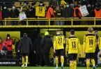Nur zögerlich treten die BVB-Spieler nach der Niederlage im heimischen Stadion vor die Fans. Foto: Bernd Thissen/dpa
