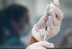 Beschäftigte in Pflegeheimen und Kliniken müssen bis 15. März Nachweise als Geimpfte oder Genesene vorlegen. Foto: Marijan Murat/dpa