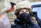 Außenministerin Annalena Baerbock informiert sich im verlassenen Ort Schyrokyne an der Frontlinie zwischen der ukrainischen Armee und den von Russland unterstützten Separatisten über die Lage im Konfliktgebiet Donbass. Foto: Bernd von Jutrczenka/dpa
