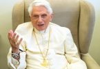 Der emeritierte Papst Benedikt XVI bittet Opfer des sexuellen Missbrauchs in der katholischen Kirche um Verzeihung. Foto: Daniel Karmann/dpa