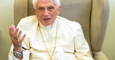 Der emeritierte Papst Benedikt XVI bittet Opfer des sexuellen Missbrauchs in der katholischen Kirche um Verzeihung. Foto: Daniel Karmann/dpa