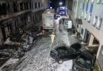 Feuerwehleute sind nach der Chaosfahrt eines Lastwagenfahrers in Fürth im Einsatz. Foto: Berufsfeuerwehr Fürth/dpa