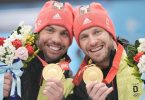 Tobias Wendl (l) und Tobias Arlt präsentieren freudestrahlend ihre Goldmedaillen. Foto: Michael Kappeler/dpa