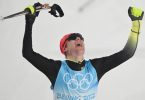 Kombinierer Vinzenz Geiger jubelt über seinen Olympiasieg. Foto: Hendrik Schmidt/dpa