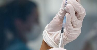 Eine Werksärztliche Assistentin zieht in einem betrieblichen Impfzentrum eine Dosis des Impfstoffes von Biontech/Pfizer auf. Foto: Marijan Murat/dpa