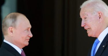 Wladimir Putin (l) und Joe Biden bei ihrem Treffen in der "Villa la Grange" in Genf im vergangenen Sommer. Foto: Denis Balibouse/Pool Reuters/dpa