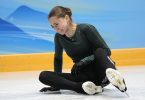 Die russische Eiskunstläuferin Kamila Walijewa sitzt auf dem Eis und weint nach einem Sturz. Foto: David J. Phillip/AP/dpa