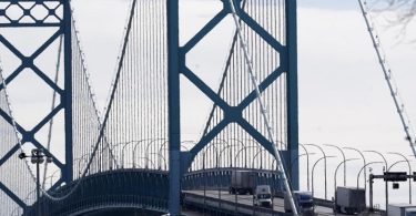 Die Ambassador Bridge ist eine wichtige Grenzbrücke zwischen der Stadt Windsor in Kanada und Detroit in den USA. Demonstrierende hatten sie fast eine Woche lang blockiert. Foto: Paul Sancya/AP/dpa