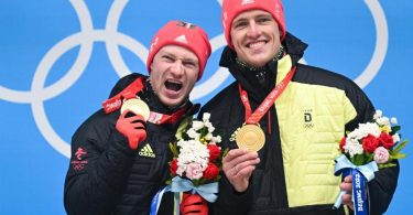 Francesco Friedrich (l) und Thorsten Margis freuen sich bei der Siegerehrung über olympisches Gold. Foto: Robert Michael/dpa-Zentralbild/dpa