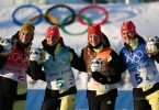 Vanessa Voigt (l-r), Vanessa Hinz, Franziska Preuss und Denise Herrmann freuen bei der Flower Ceremony über olympisches Bronze. Foto: Hendrik Schmidt/dpa-Zentralbild/dpa