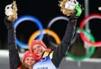 Victoria Carl (r) und Katharina Hennig feiern auf dem Podium. Foto: Daniel Karmann/dpa