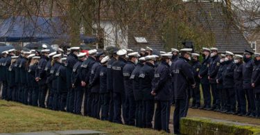 Polizisten und Polizistinnen stehen an der Kirche in Homburg Spalier beim Gedenkgottesdienst für die getötete Polizistin. Foto: Harald Tittel/dpa