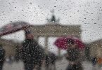 Regenwetter und Sturm am Brandenburger Tor in Berlin. Foto: Wolfgang Kumm/dpa