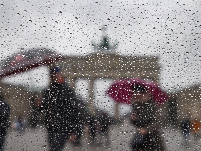 Regenwetter und Sturm am Brandenburger Tor in Berlin. Foto: Wolfgang Kumm/dpa