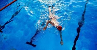 Längst nicht immer hat man so viel Platz im Schwimmbecken. Foto: Hauke-Christian Dittrich/dpa/dpa-tmn