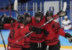 Kanadas Sarah Nurse (l) feiert ein Tor mit ihren Mannschaftskameradinnen. Foto: Petr David Josek/AP/dpa