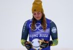 Skicrosserin Daniela Maier kämpft während der Flower Ceremony nach ihrem Bronze-Erfolg mit den Tränen. Foto: Angelika Warmuth/dpa