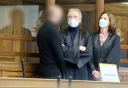 Der SUV-Fahrer (l) neben seinen Anwälten im Gericht. Foto: Annette Riedl/dpa